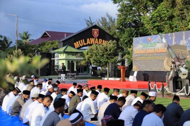 
					 Suasana khidmat dan penuh kekhusyukan menyelimuti Halaman Makodam VI/Mulawarman saat ratusan jamaah dari kalangan prajurit dan masyarakat melaksanakan Sholat Idul Adha 10 Dzulhijjah 1446 H / 2025 M, Jumat (06/06/25).

