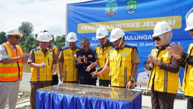 
					Gubernur Kalimantan Utara (Kaltara) Dr. H. Zainal A. Paliwang, S.H., M.Hum meresmikan bangunan Intake Jelarai Wilayah Sungai (WS) Kayan di Perusahaan Daerah Air Minum (PDAM) Jelarai, Selasa (10/6).  
