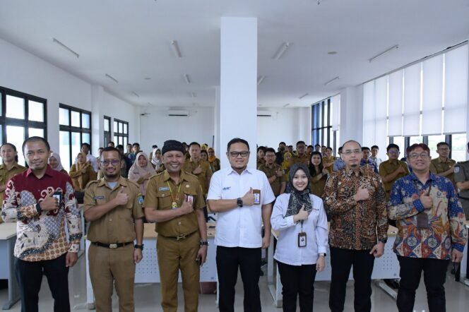 
					PELATIHAN SPBE : Kepala Dinas Komunikasi Informatika Statistik dan Persandian (DKISP) Provinsi Kalimantan Utara, Dr. H. Iskandar, S.IP., M.Si menghadiri Pelatihan Arsitektur Sistem Pemerintahan Berbasis Elektronik (SPBE) Tahun 2025, Senin (16/6).