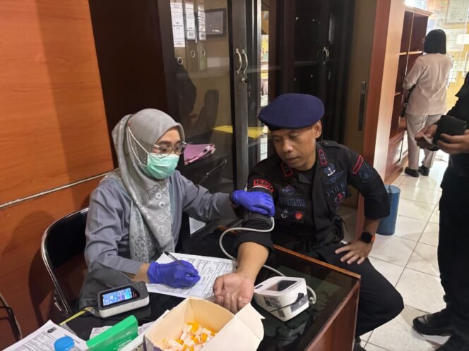 
					Personel Kompi 2 Batalyon A Pelopor Satbrimob Polda Kalimantan Utara turut berpartisipasi dalam kegiatan bakti kesehatan donor darah dalam rangka menyambut Hari Bhayangkara ke-79 yang diselenggarakan di Kantor Kelurahan Selumit Pantai, Kota Tarakan, pada Senin (16/06/2025).