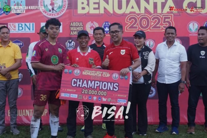 
					Bupati Bulungan, Syarwani, S.Pd, didampingi Ketua KONI Kaltara, H Nasir, SE, menyampaikan selamat kepada tim sepakbola FC Hippocrates asal Kabupaten Bulungan yang menjadi juara Turnamen Sepakbola Benuanta Cup 2025. FC Hippocrates, Sabtu (14/6/2025).
