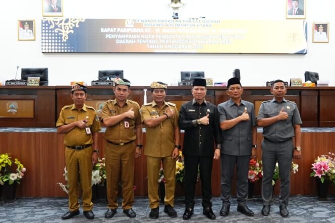 
					PARIPURNA : Gubernur Kaltara, Dr. H. Zainal A. Paliwang, S.H., M.Hum menghadiri Rapat Paripurna ke-18 DPRD Provinsi Kaltara, dalam rangka penyampaian Nota Pengantar Raperda Tentang Pertanggungjawaban APBD Tahun Anggaran 2024, Senin (16/6). 