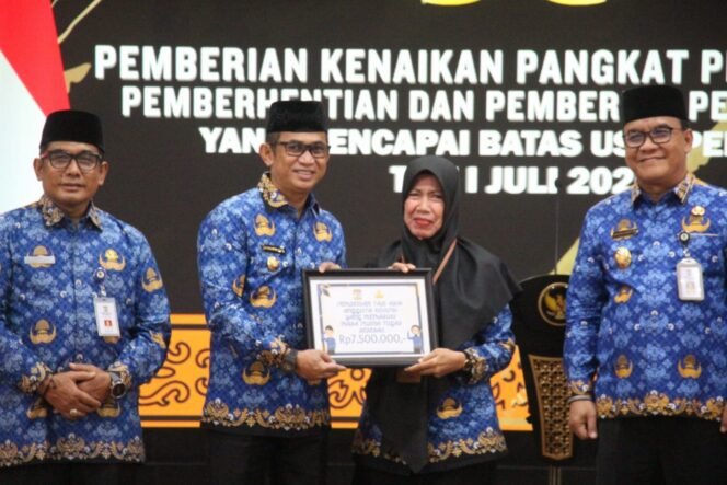 
					Sambutan hangat disampaikan Wali Kota Balikpapan, H. Rahmad Mas'ud, kepada Aparatur Sipil Negara (ASN) yang memasuki masa purnatugas, dalam acara pelepasan ASN pensiun di lingkungan Pemerintah Kota Balikpapan, Selasa (17/6/2025).