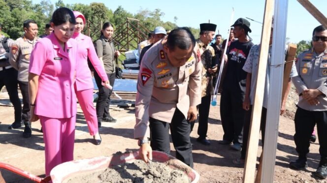 
					Kapolda Kalimantan Utara, Irjen Pol Hary Sudwijanto, S.I.K., M.Si., melakukan peninjauan progres pembangunan Jembatan Penyeberangan SP 6 B di RT. 022 Desa Tanjung Buka, Kecamatan Tanjung Palas Tengah, Kabupaten Bulungan, Selasa pagi (17/6/2025).
