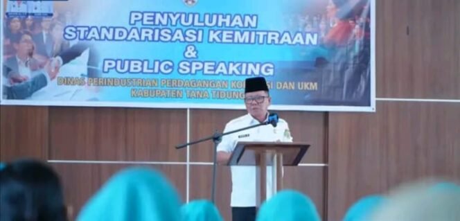 
					Penyuluhan standarisasi kemitraan dan public speaking oleh Dinas Perindustrian Perdagangan Koperasi (Disperindagkop) dan UKM Kabupaten Tana Tidung berlangsung di Aula Lantai 3 Bank Kaltimtara, Rabu (18/6/2025