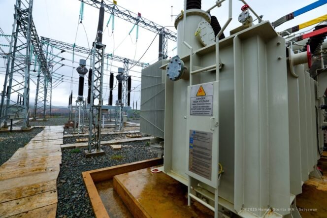 
					Menuju transformasi sebagai kota masa depan yang rendah emisi dan berkelas dunia, Otorita Ibu Kota Nusantara (IKN) menyambut pengumuman pembangunan Nusantara Sembcorp Solar Energy Power Plant, sebuah investasi strategis dari Singapura yang memperkuat posisi IKN sebagai model kota hijau yang terintegrasi dan berkelanjutan. Acara ini disaksikan langsung oleh Presiden Republik Indonesia Prabowo Subianto dan Perdana Menteri Singapura Lawrence Wong pada Senin (16/06/2025) di Parliament House, Singapura.