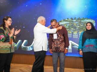 Otorita Ibu Kota Nusantara (IKN) bersama Badan Pusat Statistik (BPS) secara resmi memulai pelatihan petugas Pendataan Penduduk IKN melalui kegiatan Kick Off Pelatihan Petugas Pendataan Penduduk IKN yang digelar di Gedung Serba Guna, Kantor Kemenko 3 di Plaza Seremoni, Nusantara, pada Kamis (19/06/2025).
