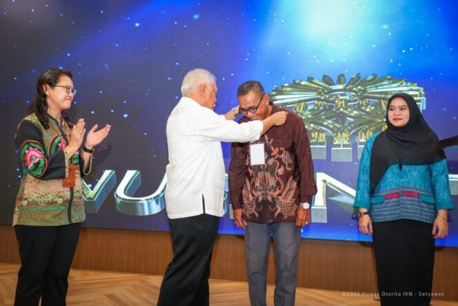 
					Otorita Ibu Kota Nusantara (IKN) bersama Badan Pusat Statistik (BPS) secara resmi memulai pelatihan petugas Pendataan Penduduk IKN melalui kegiatan Kick Off Pelatihan Petugas Pendataan Penduduk IKN yang digelar di Gedung Serba Guna, Kantor Kemenko 3 di Plaza Seremoni, Nusantara, pada Kamis (19/06/2025).
