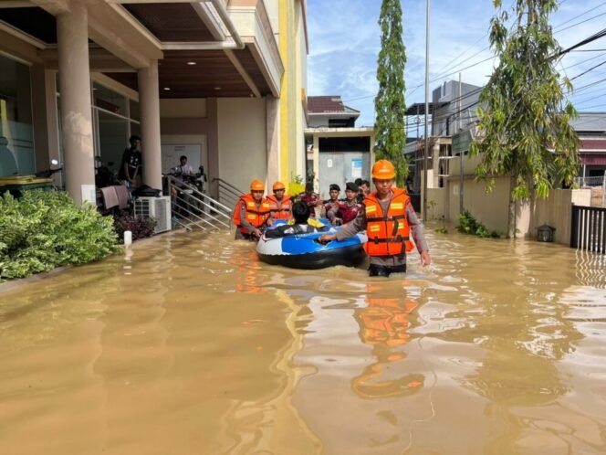 
					Tim Respons Bencana Satuan Brimob (Satbrimob) Kepolisian Daerah Kalimantan Timur (Polda Kaltim) sigap bergerak melakukan evakuasi korban banjir di beberapa wilayah Kota Balikpapan pada Kamis (19/6/2025). 
