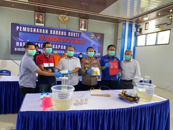 
					 Direktorat Kepolisian Air dan Udara (Ditpolairud) Polda Kalimantan Utara berhasil mengungkap kasus peredaran narkotika di wilayah Sungai Bandara, Kota Tarakan dengan menyita 1,5 kilogram sabu dan menangkap tiga tersangka berinisial L, D, dan A. Kegiatan pemusnahan barang bukti tersebut dilaksanakan pada Jumat, (20/06/2025) 