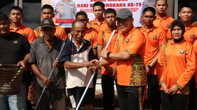 
					Dalam rangka menyambut Hari Bhayangkara Ke-79 tahun 2025, Personel Polda Kaltara menggelar kegiatan bakti religi dengan membersihkan dua masjid di lingkungan Kilometer 9 Desa Bumi Rahayu.