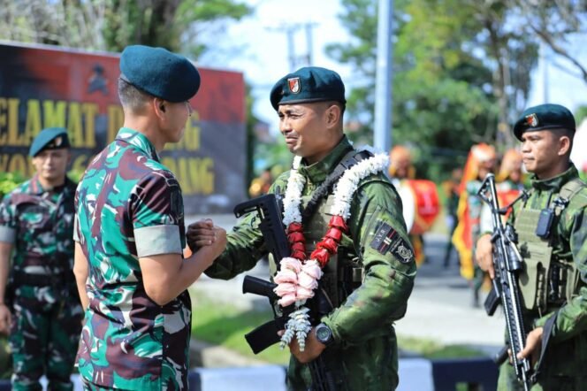 
					Pangdam VI/Mulawarman Mayjen TNI Rudy Rachmat Nugraha, S.I.P., M.Sc., memimpin upacara penyambutan personel Batalyon Infanteri 600/Modang yang telah selesai melaksanakan tugas sebagai Satuan Tugas Detasemen Pemukul (Denkul) Rajawali-I di wilayah Papua dengan khidmat di Lapangan Upacara Mako Yonif 600/Modang, diikuti ±150 personel dan sejumlah pejabat teras Kodam VI/Mlw, Sabtu (21/06/2025).