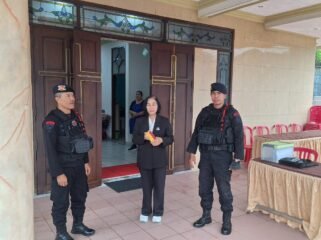 Batalyon A Pelopor Satbrimob Polda Kaltim melakukan patroli ke sejumlah gereja yang melaksanakan ibadah minggu di Kota Balikpapan, Kaltim. Hal ini dilakukan untuk memberikan rasa aman kepada umat Kristiani yang melaksanakan ibadah.
