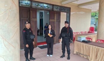 Batalyon A Pelopor Satbrimob Polda Kaltim melakukan patroli ke sejumlah gereja yang melaksanakan ibadah minggu di Kota Balikpapan, Kaltim. Hal ini dilakukan untuk memberikan rasa aman kepada umat Kristiani yang melaksanakan ibadah.
