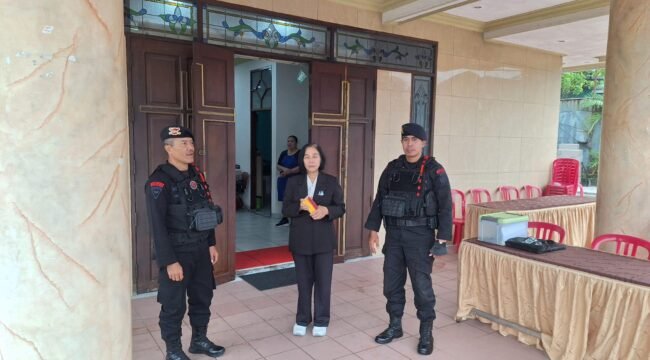 Batalyon A Pelopor Satbrimob Polda Kaltim melakukan patroli ke sejumlah gereja yang melaksanakan ibadah minggu di Kota Balikpapan, Kaltim. Hal ini dilakukan untuk memberikan rasa aman kepada umat Kristiani yang melaksanakan ibadah.
