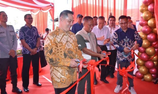 
					Grand Opening Toko Nuansa Elektronik yang terletak di Jalan Sengkawit, Tanjung Selor dihadiri langsung Bupati Bulungan, Syarwani pada Minggu (22/6/2025).
