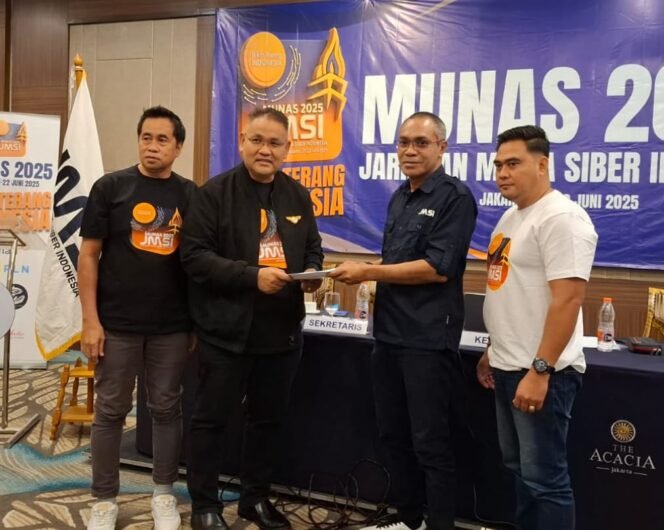 
					Teguh Santosa kembali terpilih sebagai ketua umum Jaringan Media Siber Indonesia (JMSI) periode 2025-2030, melalui Musyawarah Nasional (Munas) JMSI yang  digelar di Hotel Acacia, Jakarta Pusat, Minggu, 22 Juni 2025. 