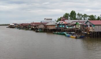 Pemerintah Kabupaten Bulungan melalui Badan Kesatuan Bangsa dan Politik (Kesbangpol) bersama sejumlah instansi terkait menggelar patroli gabungan di wilayah pesisir Kampung Tias, Desa Tanjung Buka, Kecamatan Tanjung Palas Tengah, pada Sabtu (21/6/2025) malam lalu. 