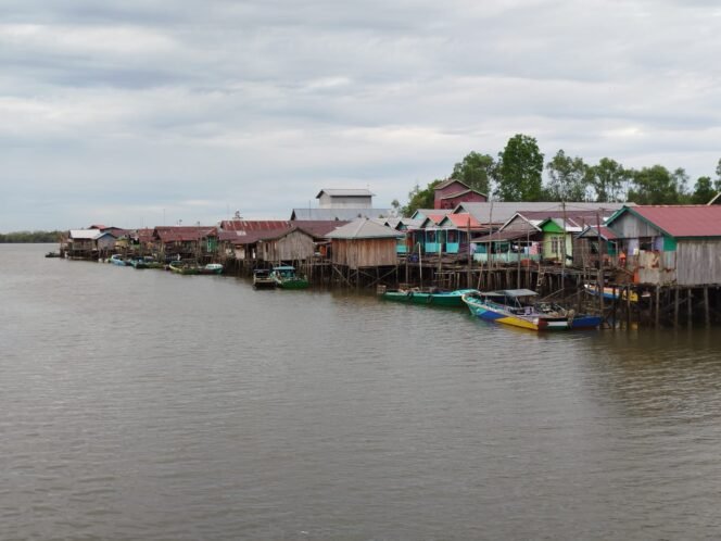 
					Pemerintah Kabupaten Bulungan melalui Badan Kesatuan Bangsa dan Politik (Kesbangpol) bersama sejumlah instansi terkait menggelar patroli gabungan di wilayah pesisir Kampung Tias, Desa Tanjung Buka, Kecamatan Tanjung Palas Tengah, pada Sabtu (21/6/2025) malam lalu. 