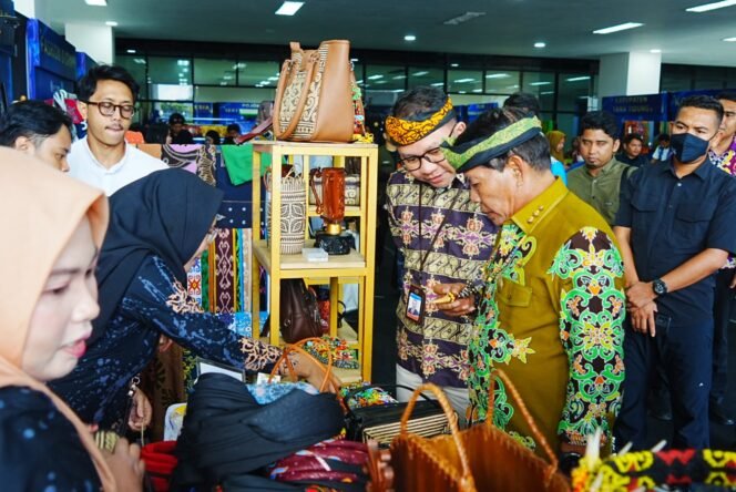 
					KASHAFA : Gubernur Kalimantan Utara (Kaltara) Dr. H. Zainal A. Paliwang, S.H., M.Hum menghadiri acara puncak Kalimantan Utara Sharia Festival 2025 (KaShaFa) yang digelar di aula Kantor Gubernur Kaltara, Rabu (25/6) sore. 