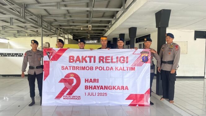 
					 Personel Batalyon A Pelopor Satbrimob Polda Kaltim menggelar Bakti Religi disejumlah rumah ibadah di Kota Balikpapan, Rabu (25/6/2025) sore.
