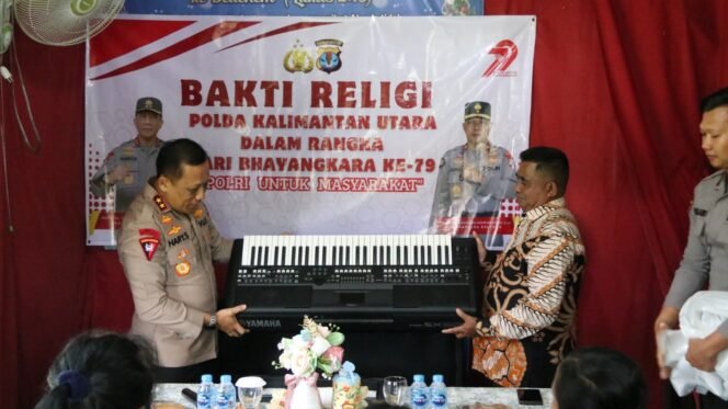 
					Dalam rangka memperingati Hari Bhayangkara ke-79, Kapolda Kalimantan Utara Irjen Pol. Hary Sudwijanto, S.I.K., M.Si., melaksanakan kegiatan Bakti Religi di Gereja Sidang Jemaat Allah (GSJA) Anugerah Jelarai Tengah, Kelurahan Tanjung Selor Hilir, Kabupaten Bulungan.