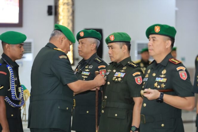
					Pangdam VI/Mulawarman, Mayor Jenderal TNI Rudy Rachmat Nugraha, S.I.P., M.Sc., memimpin rangkaian kegiatan Serah Terima Jabatan sejumlah pejabat Kodam VI/Mulawarman, serta tradisi penerimaan dan pelepasan warga Kodam VI/Mulawarman yang dilaksanakan dalam dua sesi di Aula Makodam dan Lapangan Kompi A Yonzipur 17/AD, pada Kamis (26/06/25).