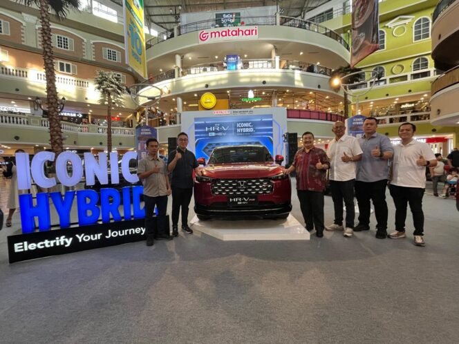 
					Honda Outside Java resmi memperkenalkan New Honda HR-V e:HEV untuk pertama kalinya secara serempak di tiga kota besar: Balikpapan, Medan, dan Palembang, melalui ajang Regional Exhibition pada 26–29 Juni 2025. Peluncuran ini sekaligus menandai debut SUV hybrid pertama Honda yang diproduksi di Indonesia, mengusung teknologi elektrifikasi melalui kampanye “Electrify Your Journey”.
