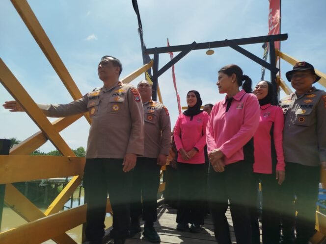 
					Langkah nyata meningkatkan keselamatan dan aksesibilitas warga di wilayah pedalaman, Polda Kaltara merealisasikan pembangunan jembatan penghubung di Satuan Pemukiman (SP) 6 B, Desa Tanjung Buka, Kecamatan Tanjung Palas Tengah, Kabupaten Bulungan.