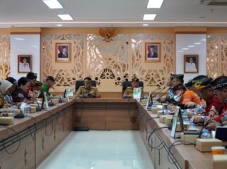 RAPAT STAF : Gubernur dan Wakil Gubernur Kaltara (Dr H Zainal A Paliwang, SH, M.Hum - Ingkong Ala, SE., M.Si) memimpin rapat staf, Senin (30/6).
