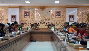 RAPAT STAF : Gubernur dan Wakil Gubernur Kaltara (Dr H Zainal A Paliwang, SH, M.Hum - Ingkong Ala, SE., M.Si) memimpin rapat staf, Senin (30/6).