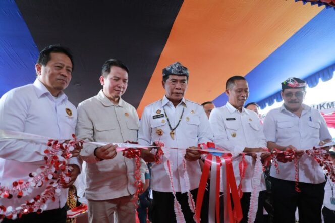 
					 Gubernur Kalimantan Utara (Kaltara), Dr. H. Zainal A. Paliwang, S.H., M.Hum meresmikan Kantor dan Gerai Koperasi Desa Merah Putih (KDMP) Desa Apung, Kabupaten Bulungan bekerja sama dengan Perum Bulog Kaltara, Senin (21/7).