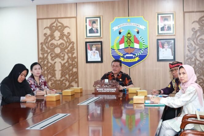 
					Wakil Gubernur (Wagub) Kalimantan Utara (Kaltara), Ingkong Ala, S.E., M.Si menghadiri rapat pemantapan pelaksanaan Program Makan Bergizi (MBG) secara daring (virtual) di Ruang Rapat Wagub Lantai 3 Kantor Gubernur Kaltara, Jum’at (18/7) pagi.