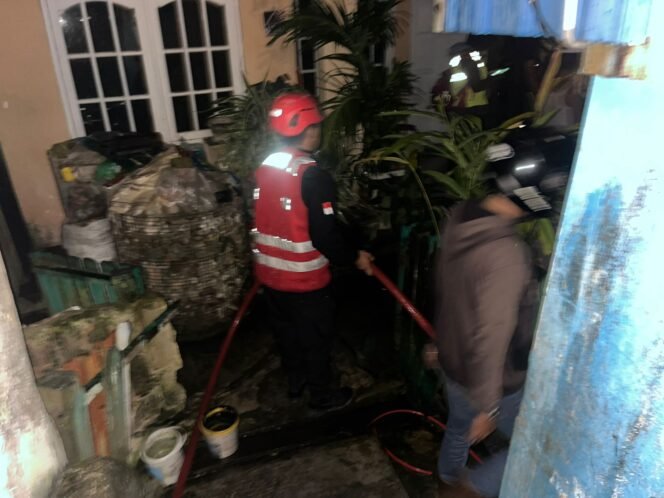
					Satbrimob Polda Kaltim Sigap Padamkan Kebakaran di Klandasan Ilir, Satu Rumah Ludes