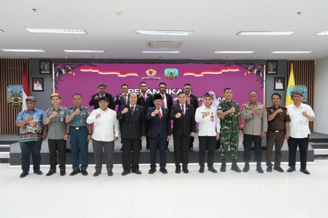 
					PELANTIKAN : Wagub Kaltara, Ingkong Ala, S.E., M.Si menghadiri pelantikan Dewan Pengurus Daerah (DPD) Ikatan Keluarga Alumni (IKAL) Lemhanas Kaltara Periode 2025-2030 di Kantor Gubernur Kaltara, Rabu (2/7).