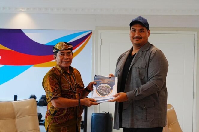 
					Gubernur Kalimantan Utara (Kaltara), Dr. H. Zainal A. Paliwang, S.H., M.Hum., beserta rombongan melakukan kunjungan kerja (kunker) ke Kementerian Pemuda dan Olahraga (Kemenpora) serta disambut langsung Menpora Ario Bimo Nandito Ariotedjo atau yang akrab disapa Dito Ariotedjo di Kantor Kemenpora, Senayan, Jakarta, Jum’at (4/7).