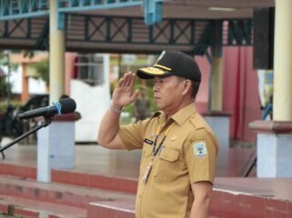 APEL PAGI :  Asisten Bidang Pemerintahan dan Kesejahteraan Rakyat Setdaprov Kaltara, H. Datu Iqro Ramadhan, S.Sos., M.Si memimpin Apel Gabungan di lingkungan Pemerintah Provinsi (Pemprov) Kaltara di gelar Lapangan Agatis, Senin (7/7) pagi.  