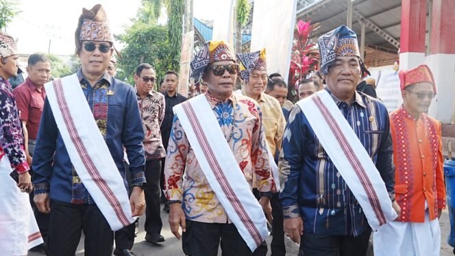 
					BATIK KALTARA : Gubernur Kaltara, Dr. H. Zainal A. Paliwang, S.H., M.Hum., menghadiri  pembukaan Karnaval The Legend of Pongtiku II 2025 yang digelar di Lapangan Bakti Rantepao, Selasa (8/7).  