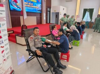 Dalam rangka memperingati Hari Ulang Tahun Kodam VI/Mulawarman ke-67, anggota Batalyon C Pelopor Satuan Brimob Polda Kaltim berpartisipasi dalam giat donor daarah yang diselenggaraka oleh Kodim 0902/BRU, pada senin (14/07).