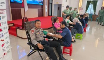 Dalam rangka memperingati Hari Ulang Tahun Kodam VI/Mulawarman ke-67, anggota Batalyon C Pelopor Satuan Brimob Polda Kaltim berpartisipasi dalam giat donor daarah yang diselenggaraka oleh Kodim 0902/BRU, pada senin (14/07).