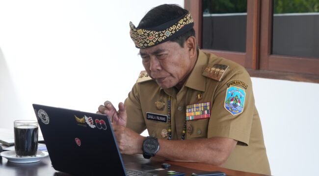 VIRTUAL : Gubernur Kaltara, Dr. H. Zainal A Paliwang, SH, M.Hum mengikuti rapat virtual peluncuran Koperasi Desa/Kelurahan Merah Putih, Selasa (15/7).