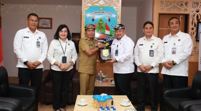 AUDIENSI : Gubernur Kalimantan Utara (Kaltara), Dr. H. Zainal A. Paliwang, S.H., M.Hum menerima kunjungan silaturahmi Kepala Kantor Wilayah (Kakanwil) Direktorat Jenderal Pemasyarakatan (Ditjenpas) Kalimantan Timur dan Kalimantan Utara, Hernowo Sugiastanto, Selasa (15/7).