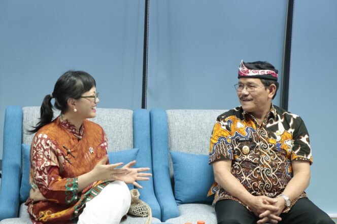 
					BAHAS PROGRAM UNGGULAN : Wagub Kaltara Ingkong Ala membahas program prioritas nasional Presiden Prabowo Subianto bersama Wamen Diktisaintek Stella Christie saat berkunjung ke Kaltara belum lama ini. 


