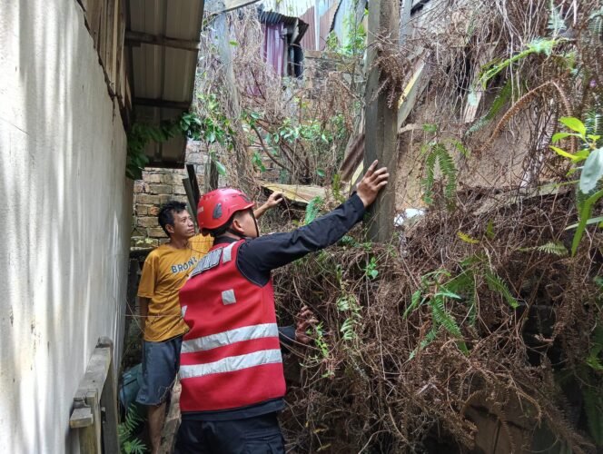 
					Respon Cepat, Batalyon A Brimob Kaltim Datangi TKP Tanah Longsor di Gn. Polisi Balikpapan