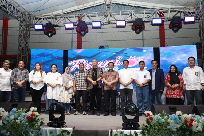 
					Wakil Gubernur (Wagub) Kalimantan Utara (Kaltara), Ingkong Ala, S.E., M.Si hadir langsung dalam giat Reuni Akbar Alumni SMK Negeri 1 Tanjung Selor Tahun 2025 yang digagas Ikatan Keluarga Alumni (IKA) SMKN 1 Tanjung Selor, dipusatkan di Lapangan SMK 1 Tanjung, Selor, (19/07) malam.  