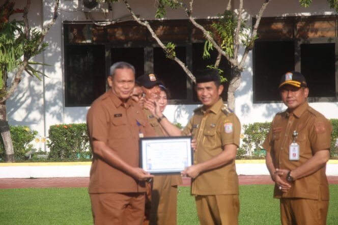 
					Suasana pagi di halaman Kantor Wali Kota Balikpapan, Senin (21/7/2025), terasa berbeda dari biasanya. Apel rutin yang biasanya berlangsung singkat dan formal kali ini diwarnai dengan nuansa haru ketika Wali Kota Balikpapan, Rahmad Mas’ud, melepas para aparatur sipil negara (ASN) yang resmi memasuki masa purna tugas.