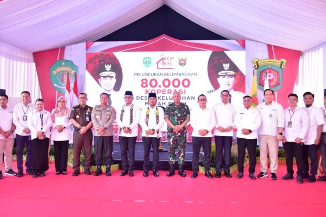 
					Pangdam VI/Mulawarman Mayjen TNI Rudy Rachmat Nugraha, S.I.P., M.Sc., menghadiri peluncuran serentak 80.000 Koperasi Desa/Kelurahan Merah Putih (KDMP/KKMP) yang digelar secara nasional melalui konferensi virtual oleh Presiden RI, Senin (21/07/25)