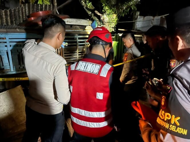 
					Tim Respons Bencana Batalyon A Pelopor Satbrimob Polda Kaltim Bantu Evakuasi Korban Gantung Diri, Senin malam (21/7/2025).