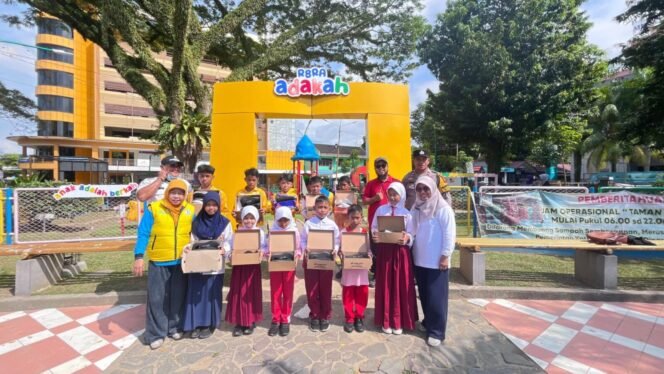 
					Penyerahan bantuan sepatu dalam rangka Hari Anak Nasional di Kota Balikpapan