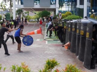 Batalyon A Pelopor Satbrimob Polda Kaltim bersama Kantor PT. PLN UID Kaltimra & PT. PLN UIP Kalbagtim Balikpapan menggelar simulasi pengamanan aksi unjuk rasa berujung ricuh dan pembebasan sandera di Jl. MT. Haryono. Simulasi ini dilakukan untuk mengantisipasi gangguan Kamtibmas. Selasa, (22/7/2025).